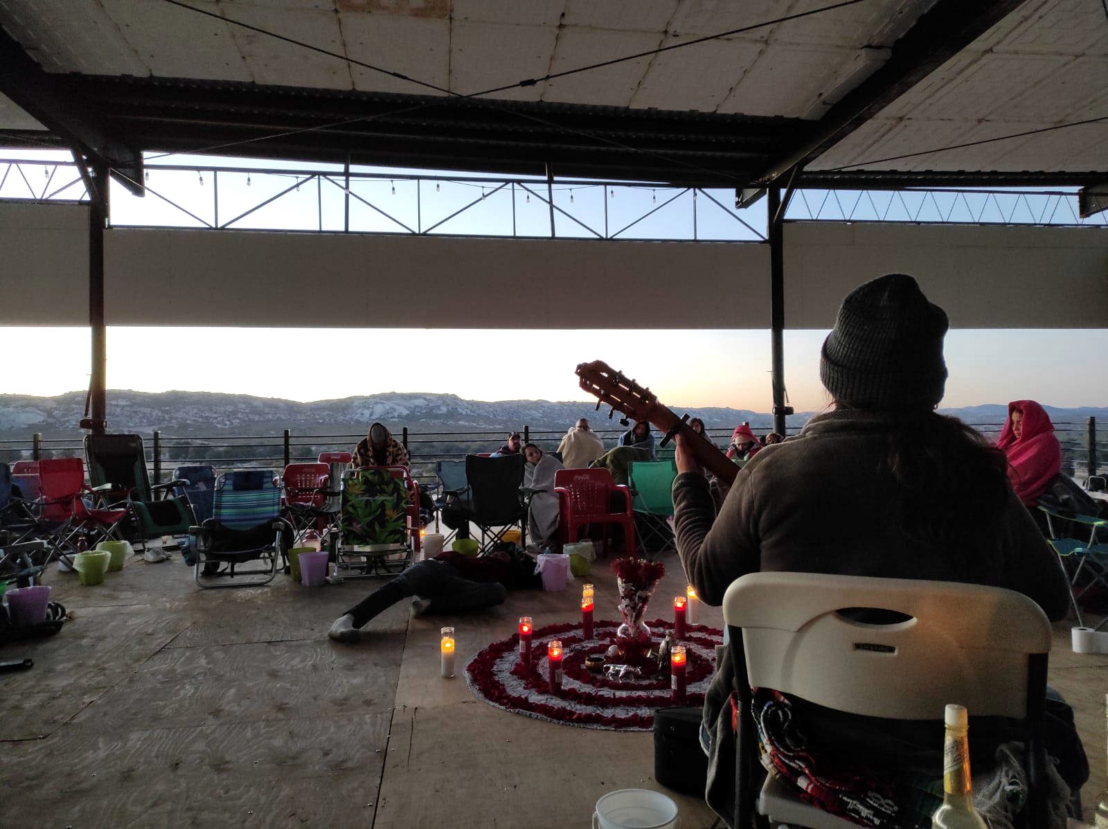 Altar preparado al atardecer antes de una ceremonia
