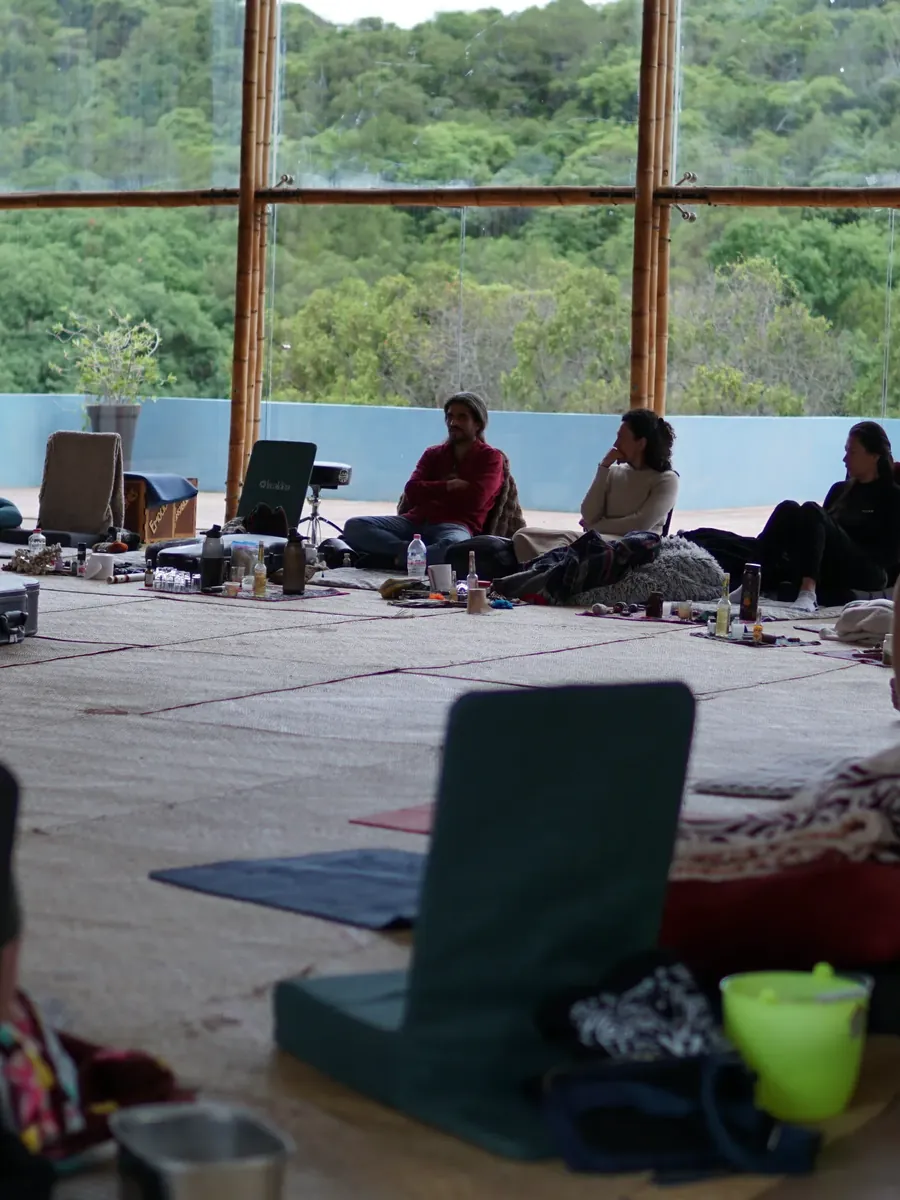 Participantes descansando en el salón con la luz de la mañana