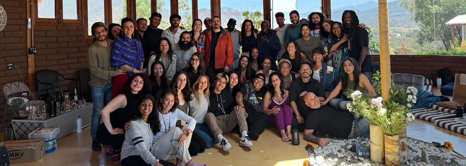 Grupo de participantes reunido dentro de la maloca