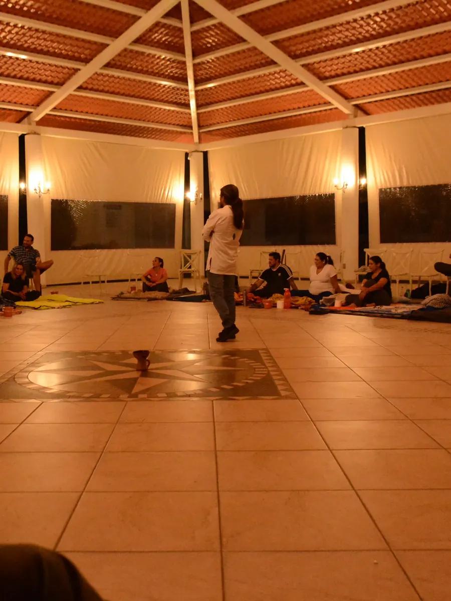 Salón iluminado por la tarde, con el grupo acomodándose en círculo